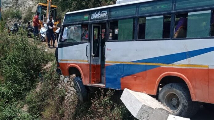 Big breaking: चिरबटिया के समीप सरमोली में 30 ग्यारह गांव हिंदाव जा रही बरात की बस हवा में लटकी मची चीख पुकार: देखें वीडियो - RAIBAR PAHAD KA