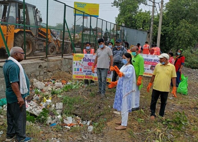 झाड़ू थामकर महापौर ने दिया स्वच्छता का सशक्त संदेश - RAIBAR PAHAD KA