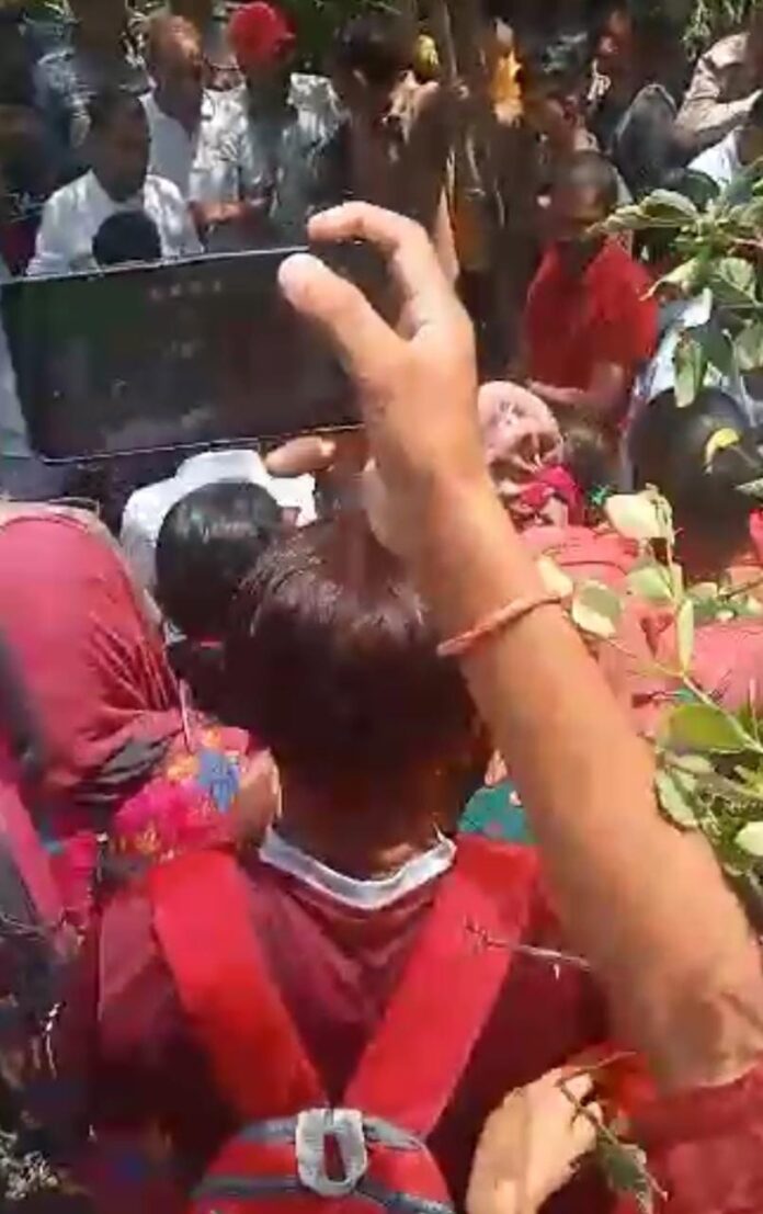 दुखद खबर: उत्तरकाशी में फिर गुलदार का आतंक घास लेने गई महिला को गुलदार ने मार डाला, क्षेत्र के लोगों ने किया हंगामा: देखें वीडियो - RAIBAR PAHAD KA