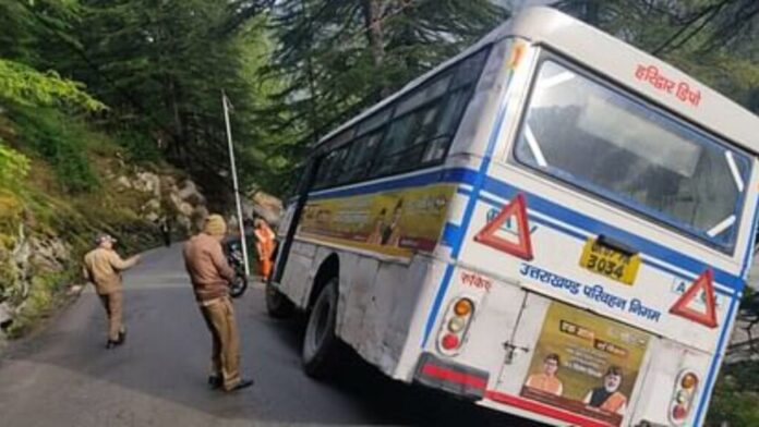 बिग ब्रेकिंग : 32 यात्रियों से भरी रोडवेज बस हुई हादसे की शिकार:जाने पूरी खबर - RAIBAR PAHAD KA