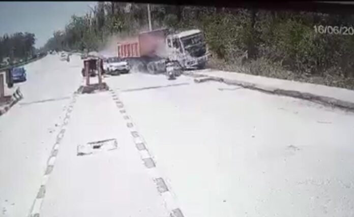 यहां देहरादून टोल प्लाजा में , अनियंत्रित होकर पलटा ट्रक: देखें वीडियो - RAIBAR PAHAD KA