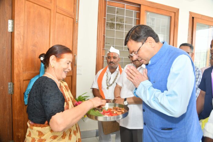 सीएम पुष्कर सिंह धामी ने सुप्रसिद्ध जागर गायिका पद्मश्री डॉ. बसंती बिष्ट से उनके निजी आवास में जाकर की शिष्टाचार भेंट - RAIBAR PAHAD KA