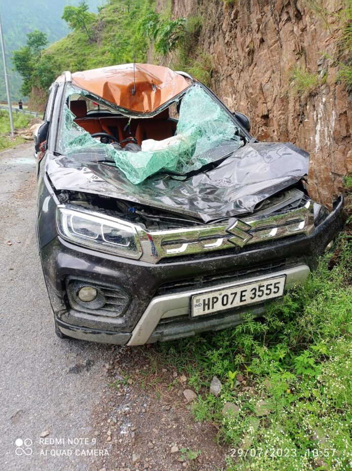 Big breaking: कार के ऊपर बैल गिरने से कार पूरी तरह क्षतिग्रस्त, 4 लोग थे सवार - RAIBAR PAHAD KA