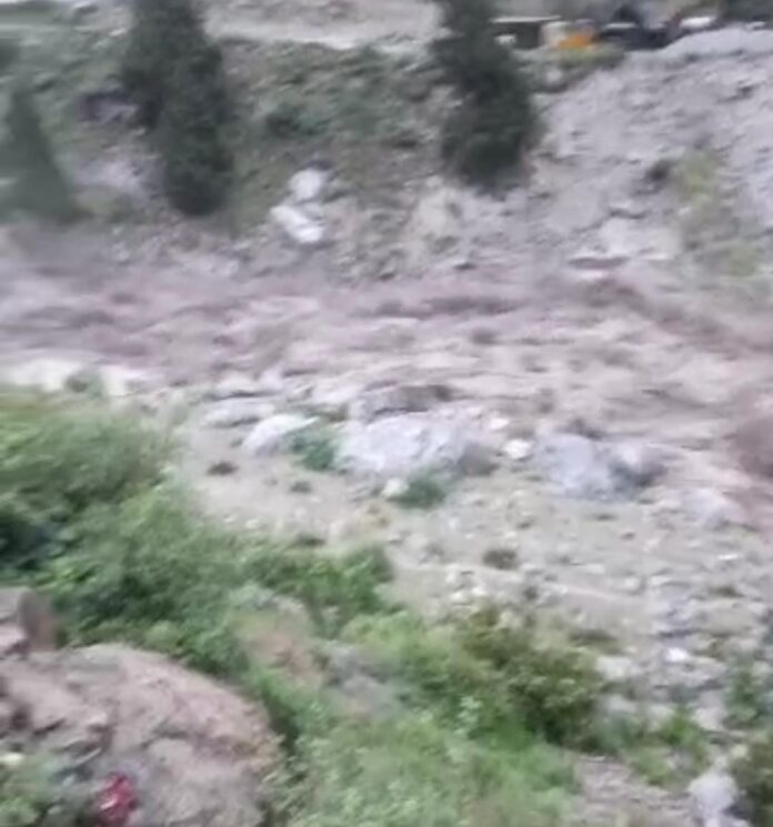 Executiveउत्तराखंड में अभी-अभी यहां टूटा ग्लेशियर, नदी का बढ़ा जलस्तर: देखें हैरान करने वाला वीडियो - RAIBAR PAHAD KA