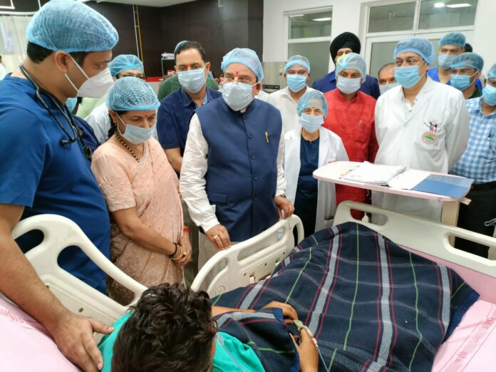 केन्द्रीय पर्यटन एवं रक्षा राज्य मंत्री अजय भट्ट ने चमोली हादसे के घायलों से की मुलाकात - RAIBAR PAHAD KA