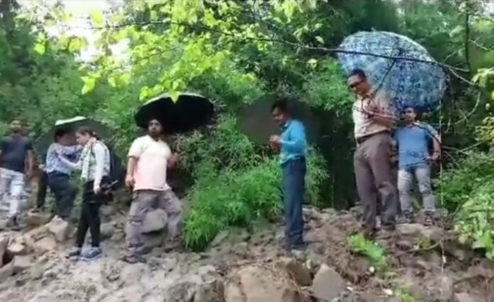 खतरे में मां मनसा देवी मंदिर की पहाड़ियां आला अधिकारियों के साथ वैज्ञानिकों ने जगह जगह दरक रही पहाड़ी का निरीक्षण - RAIBAR PAHAD KA