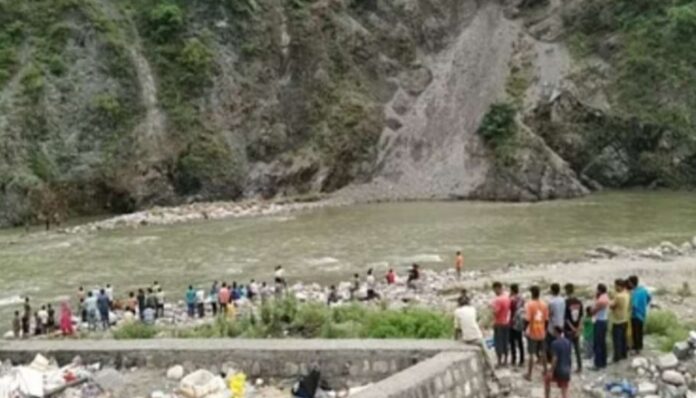 दुखद खबर: मंदिर में जल चढ़ाने गई दो लड़कियां नदी में बही - RAIBAR PAHAD KA
