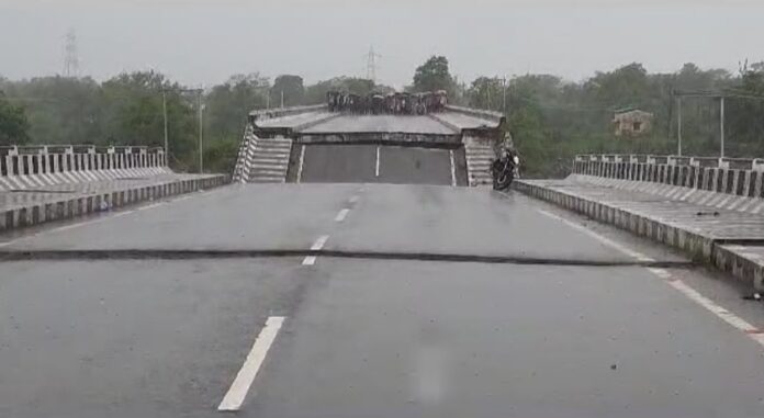 बड़ी खबर:उत्तराखंड में यहां ढह गया पुल, लोगों में मची अफरा-तफरी, प्रशासन मौके पर: देखें वीडियो - RAIBAR PAHAD KA
