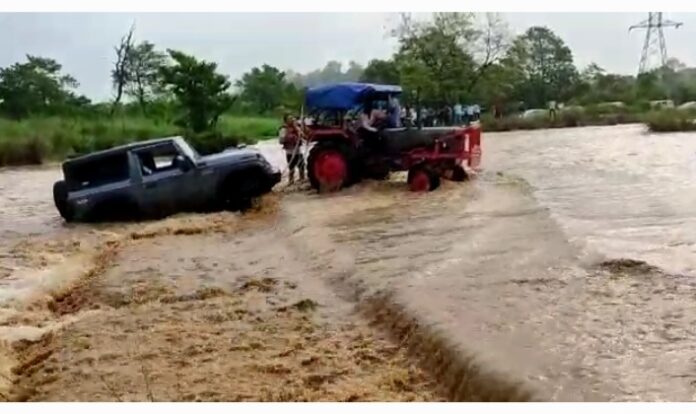 बारिश से मचा हाहाकार, बरसाती नाले में बही यात्रियों से भरी थार, भाग कर बचाई जान: देखें वीडियो - RAIBAR PAHAD KA