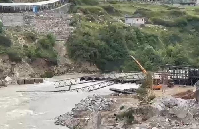 Big breaking: उत्तराखंड में अचानक भरभरा कर नदी में गिरा पुल, एक मजदूर नदी में बहा: देखें वीडियो - RAIBAR PAHAD KA