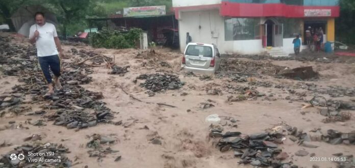 Big breaking:उत्तराखंड में इस जिले में फटा बादल मचाई तबाही कई मकान दुकान क्षतिग्रस्त ,पुल भी नदी में समाया,नदी नाले उफान पर: देखें वीडियो - RAIBAR PAHAD KA