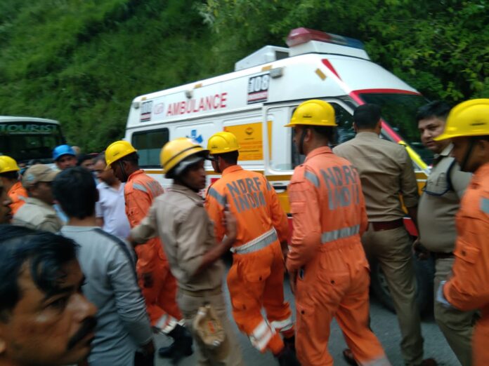 उत्तराखंड में हुआ दर्दनाक सड़क हादसा ,7लोगों की दर्दनाक मौत 26 घायल, प्रशासन ने हेल्पलाइन नंबर किया शुरू, इन नंबरों पर करें संपर्क - RAIBAR PAHAD KA