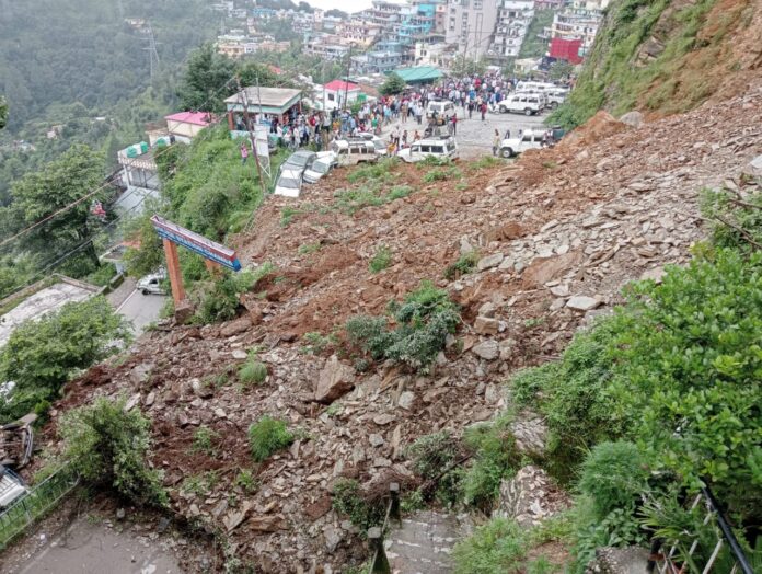 टिहरी चंबा में बड़ा हादसा पहाड़ टूटने से मलबे में तीन से चार वाहन दबे होने की सूचना, वाहनों के अंदर कई लोगों की होने की भी सूचना - RAIBAR PAHAD KA