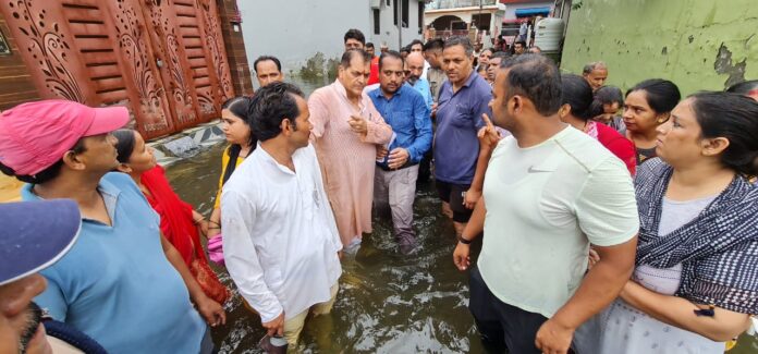पानी की निकासी कर प्रशासन सर्वे के जरिए नुकसान का आकलन करें: डॉ अग्रवाल, भारी जल मग्न के बाद भी मंत्री ने अधिकारियों के साथ किया स्थलीय निरीक्षण: देखें वीडियो - RAIBAR PAHAD KA