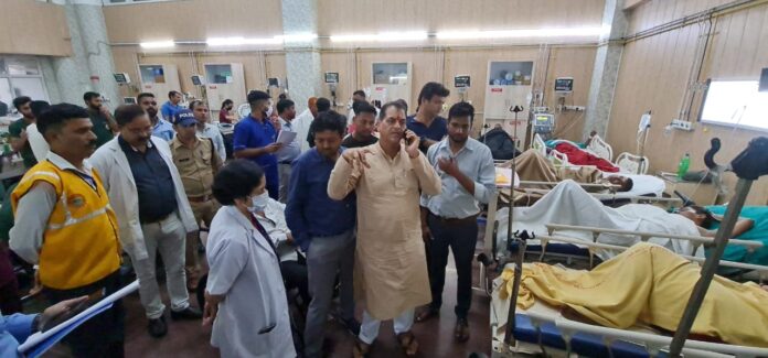 प्रभारी मंत्री प्रेमचंद अग्रवाल ने जाना गंगोत्री के गंगनानी में बस दुर्घटना में घायलों का हाल - RAIBAR PAHAD KA