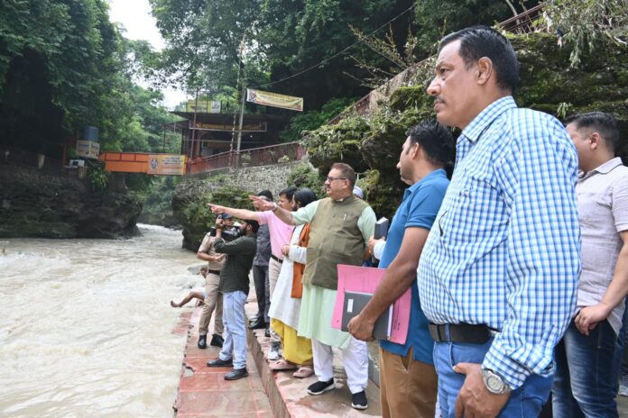 बारिश से हुए टपकेश्वर मंदिर क्षेत्र तथा भीतरली गांव में हुए नुकसान का स्थलीय करते मंत्री गणेश जोशी - RAIBAR PAHAD KA