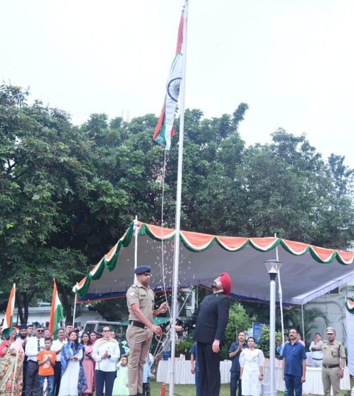 मुख्य सचिव डॉ.एस.एस.संधु ने सचिवालय में ध्वजारोहण कर स्वतंत्रता दिवस की दी बधाई - RAIBAR PAHAD KA