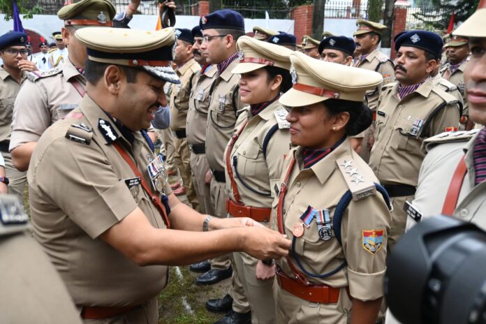 स्वतंत्रता दिवस के अवसर पर DGP ने पुलिस कर्मियों को किया सम्मानित - RAIBAR PAHAD KA