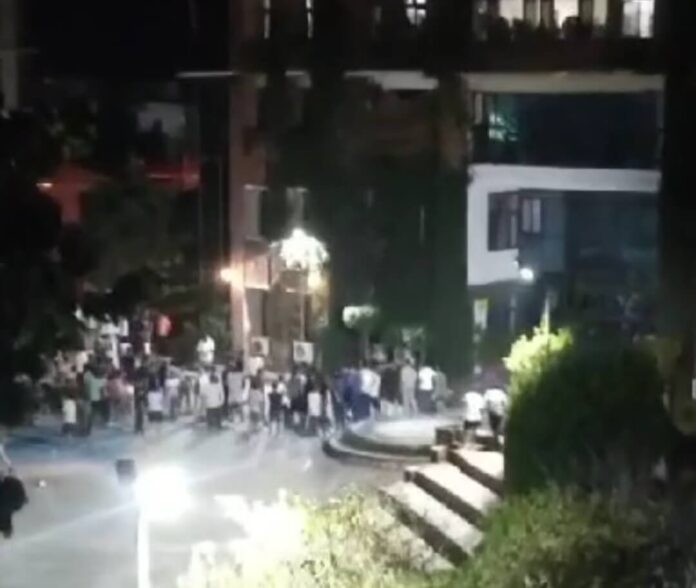 Big breaking:डीबीएस में रैगिंग से हड़कंप, छात्रों ने देर रात किया हंगामा-तोड़फोड़: देखें वीडियो - RAIBAR PAHAD KA