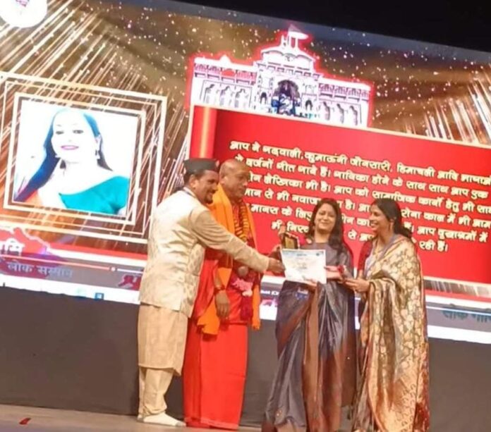 गायन के क्षेत्र में लोक गायिका बीना बोरा की जुड़ी एक और उपलब्धि दिल्ली में मिला देवभूमि सम्मान - RAIBAR PAHAD KA