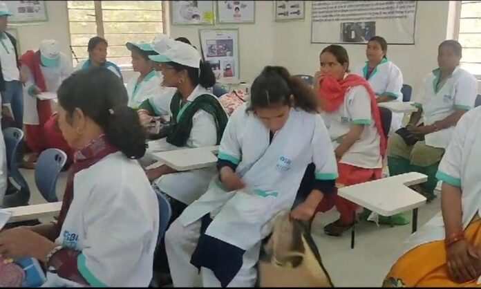 ल्वाली की 29 ग्रामीण महिलाओं को ग्रामीण स्वरोजगार प्रशिक्षण संस्थान के तत्वाधान में दिया गया 10 दिवसीय मशरूम उत्पादन का प्रशिक्षण - RAIBAR PAHAD KA