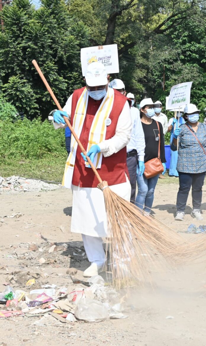 एक तारीख, एक घंटा, एक साथ अभियान के तहत स्वच्छता ही सेवा कार्यक्रम झाड़ू लगाकर स्वच्छता में श्रमदान करते कैबिनेट मंत्री गणेश जोशी - RAIBAR PAHAD KA