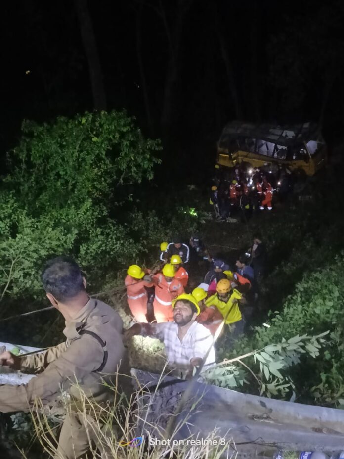 नैनीताल बस हादसे का बड़ा अपडेट बस में थे कुल 33 लोग थे सवार आधा दर्जन से ज्यादा लोगों ने गंवाई जान: देखें घायल और मृतकों की लिस्ट - RAIBAR PAHAD KA