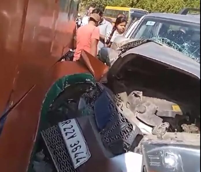 पौड़ी में हुआ बड़ा हादसा बस से टकराई स्कॉर्पियो: देखें वीडियो - RAIBAR PAHAD KA