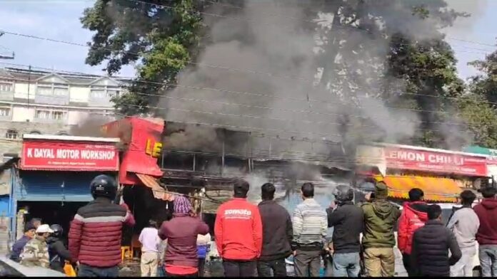 Big breaking: देहरादून दिलाराम चौक के पास कई दुकानों में लगी आग: देखें वीडियो - RAIBAR PAHAD KA