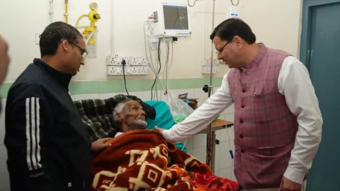 अस्पताल में भर्ती 100 वषीर्य स्वतंत्रता सेनानी चिंद्रिया लाल से मिले सीएम, डॉक्टरों को दिए निर्देश - RAIBAR PAHAD KA