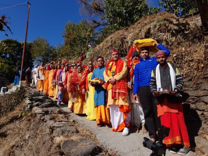 दिल्ली से कंडारा गांव पहुंचे आचार्य शिव प्रसाद ममगाईं राजराजेश्वरी की रूप छड़ी और कलश यात्रा से कंडारा हुई भागवत कथा प्रारम्भ - RAIBAR PAHAD KA