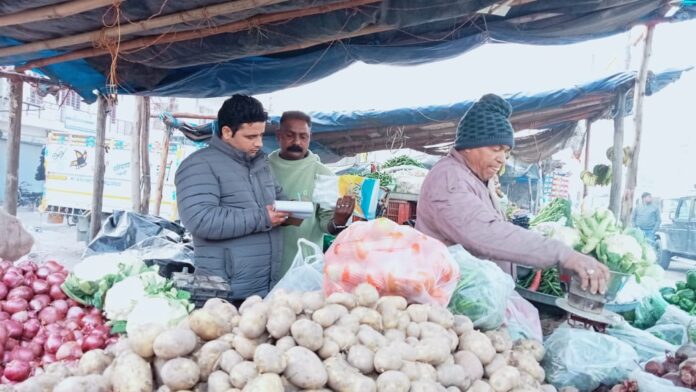 ऋषिकेश:- नगर निगम द्वारा सिंगल यूज प्लास्टिक के खिलाफ छापेमारी अभियान जारी, किए 20 लोगों के चालान - RAIBAR PAHAD KA