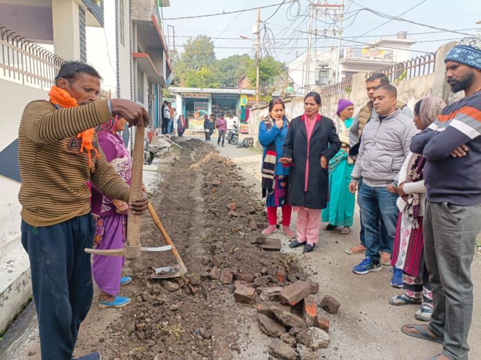 ऋषिकेश: मनेरीभाली में प्रथम महापौर ने किया सड़क का निरीक्षण, पेयजल कनेक्शन की समस्या का कराया निस्तारण - RAIBAR PAHAD KA