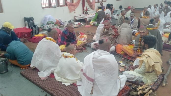 विशेष अनुष्ठानों का साक्षी बना रघुनाथ कीर्ति परिसर, अग्निहोत्र, इष्टि और उपनयन संस्कार का हुआ आयोजन - RAIBAR PAHAD KA