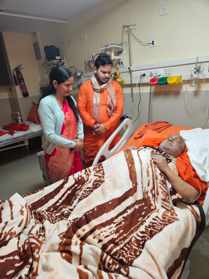 नि .महापौर ऋषिकेश अनिता ममगाईं ने जगद्गुरु रामभद्राचार्य से मुलाकात कर जाना उनका हालचाल, दीर्घायु होने की कामना की - RAIBAR PAHAD KA
