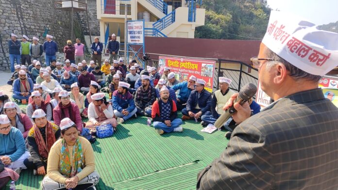 पुरानी पेंशन बहाली की मांग को लेकर शिक्षक कर्मचारियों ने रुद्रप्रयाग में किया धरना-प्रदर्शन - RAIBAR PAHAD KA