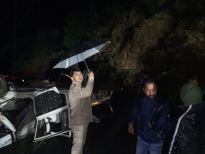 अभी अभी पौड़ी में दर्दनाक सड़क हादसा गाड़ी में सवार सभी लोगों की मौके पर मौत - RAIBAR PAHAD KA