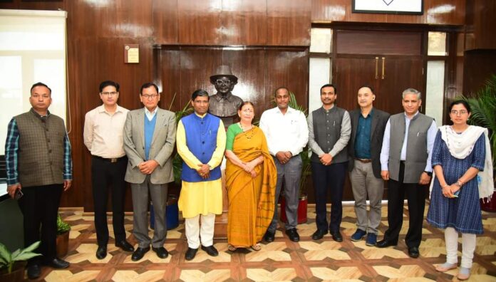 मुख्य निर्वाचन अधिकारी डॉ. बी.वी.आर.सी. पुरुषोत्तम ने राज्य के स्टेट आइकॉन पद्मश्री प्रीतम भरतवाण , पद्मश्री बसंती बिष्ट, पद्मश्री कल्याण सिंह रावत के साथ की बैठक - RAIBAR PAHAD KA