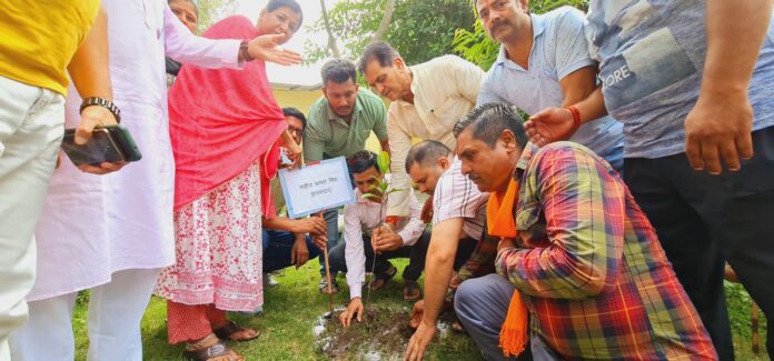 जम्मू कश्मीर के कठुआ में शहीद हुए उत्तराखंड के पांच वीर जवानों की स्मृति में क्षेत्रीय विधायक व कैबिनेट मंत्री डॉ प्रेमचंद अग्रवाल ने कार्यकर्ताओं के साथ किया पौधारोपण - RAIBAR PAHAD KA