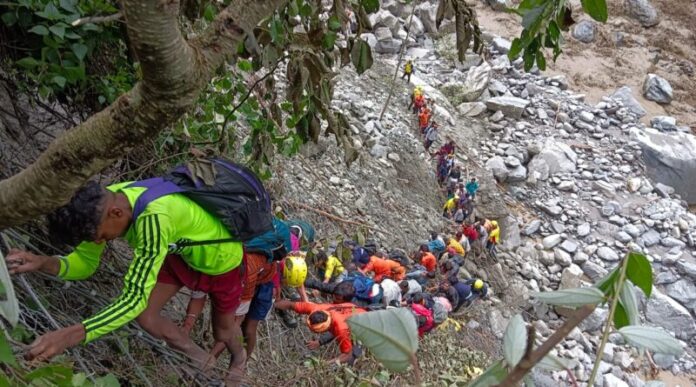 रेस्क्यू का पल पल का अपडेट ले रहें सीएम धामी,मोर्चे पर डटी एसडीआरएफ, एनडीआरएफ, स्थानीय पुलिस प्रशासन,वायु सेना के हैलिकॉप्टर ,अभी तक 7200 लोगों का सफल रेस्क्यू - RAIBAR PAHAD KA